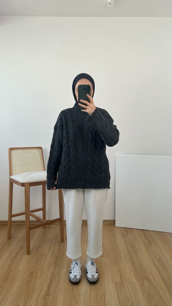 بلوزة محبوكة سميكة مفصلة