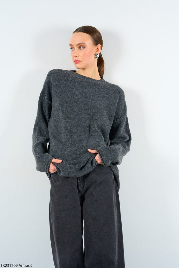 بلوزة سميكة سادة برقبة دائرية