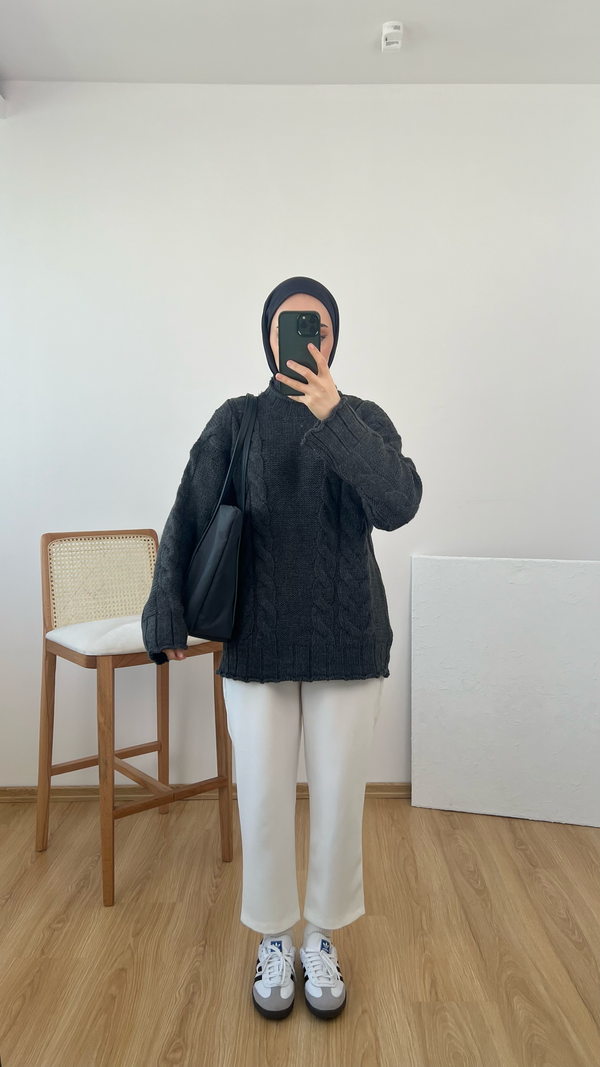 بلوزة محبوكة سميكة مفصلة