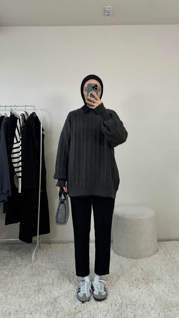 بلوزة سميكة ومضلعة برقبة دائرية