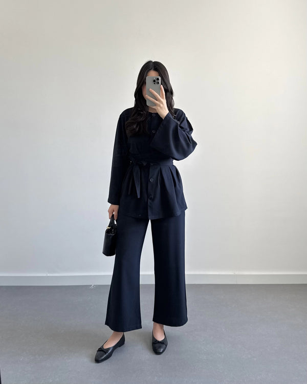 طقم بتفاصيل مميزة - كحلي