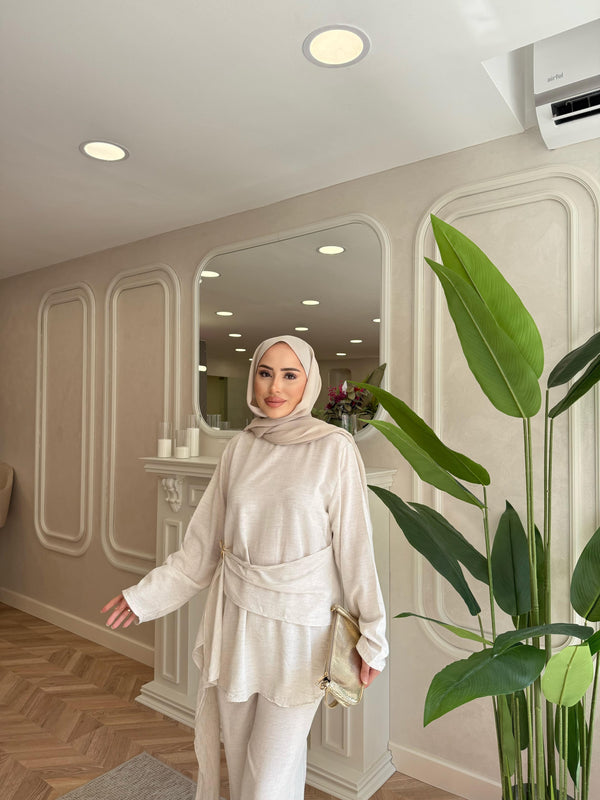 طقم كتان ذو التفاصيل الجانبية