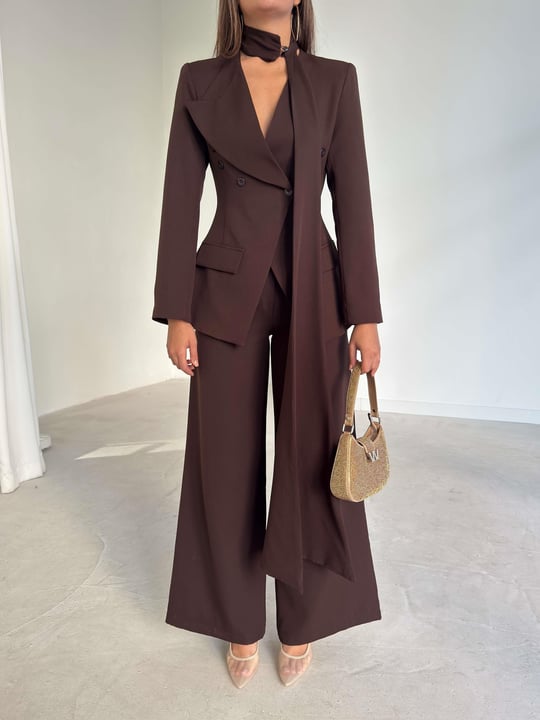 طقم رسمي مع ربطة عنق