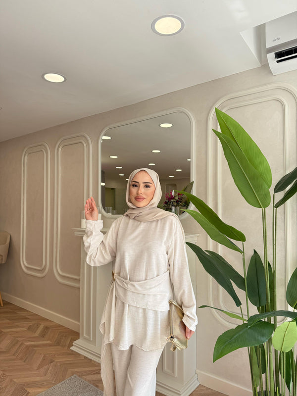 طقم كتان ذو التفاصيل الجانبية
