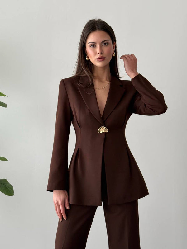 طقم رسمي بني زر ذهبي