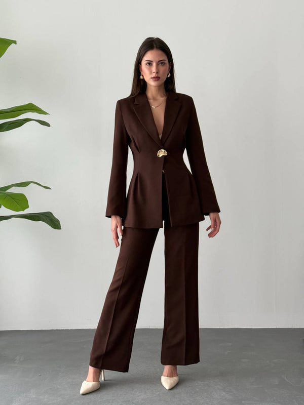 طقم رسمي بني زر ذهبي