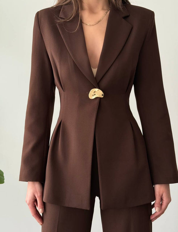 طقم رسمي بني زر ذهبي