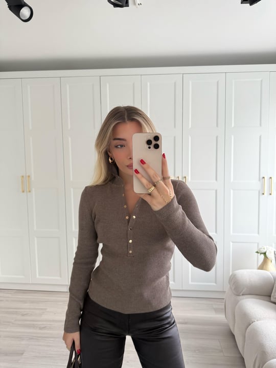 بلوزة بودي ازرار ذهبية مع قبة