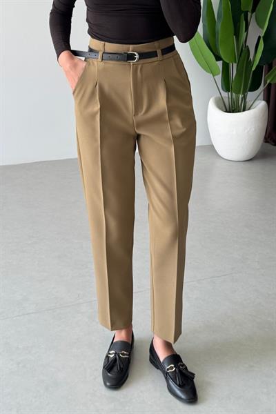 بنطلون قماش مع قشاط