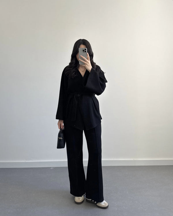 طقم بتفاصيل مميزة - اسود