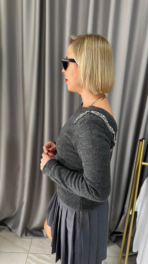 بلوزة سميكة مرصعة بالخرز قصيرة