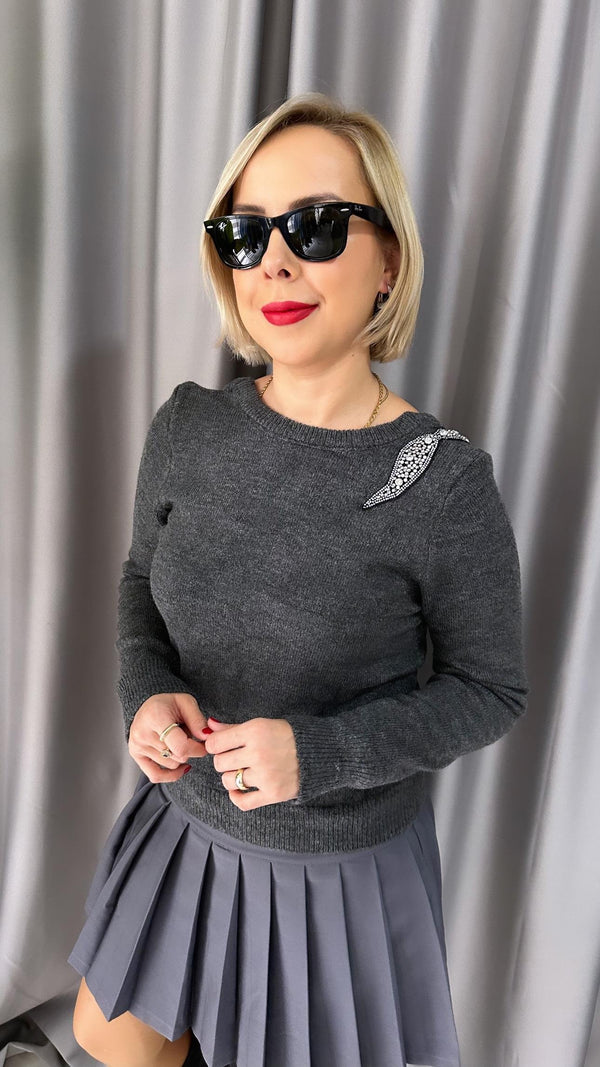 بلوزة سميكة مرصعة بالخرز قصيرة