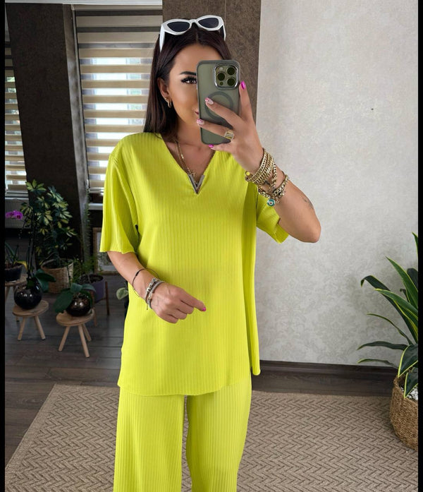 طقم عملي قماش ناعم نص كم - Sateen style