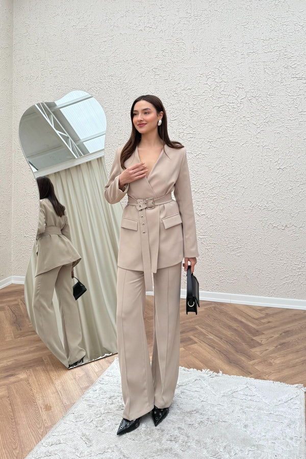 طقم مع حزام وفتحة حرف V - بيج - Sateen style