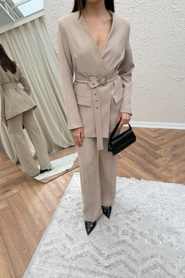 طقم مع حزام وفتحة حرف V - بيج - Sateen style