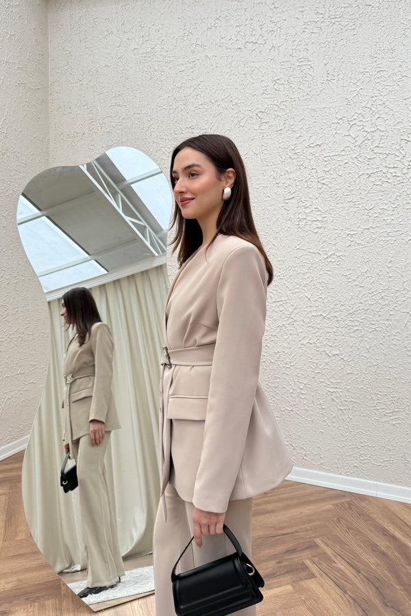 طقم مع حزام وفتحة حرف V - بيج - Sateen style