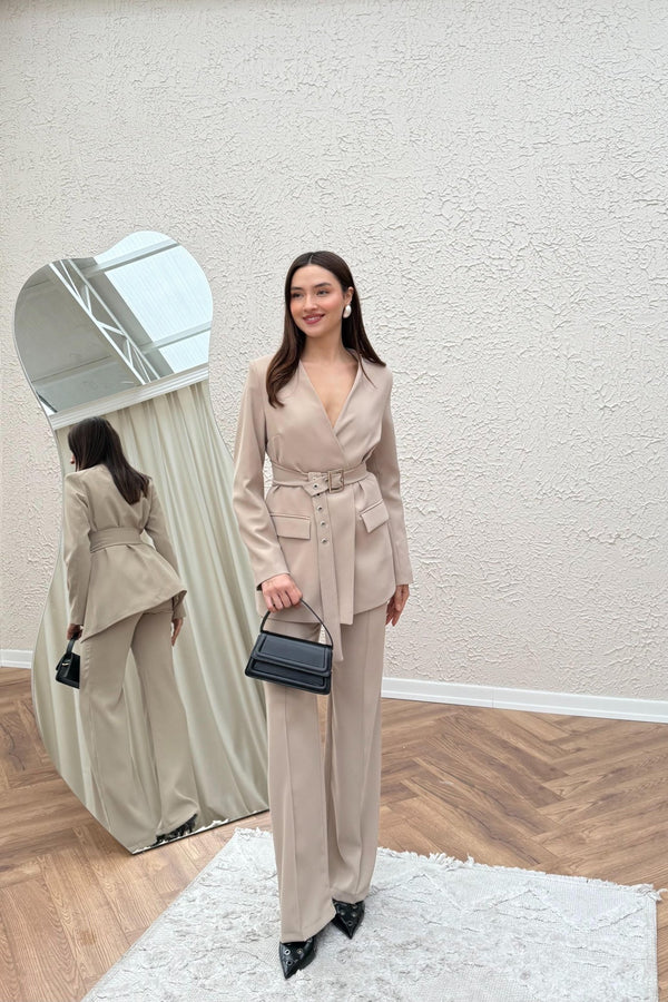 طقم مع حزام وفتحة حرف V - بيج - Sateen style
