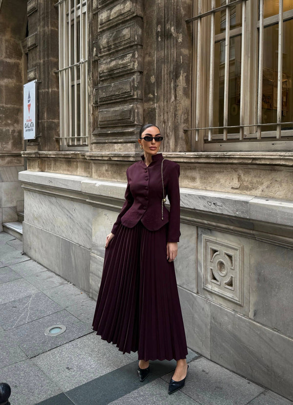 طقم بليزر مع تنورة كسرات