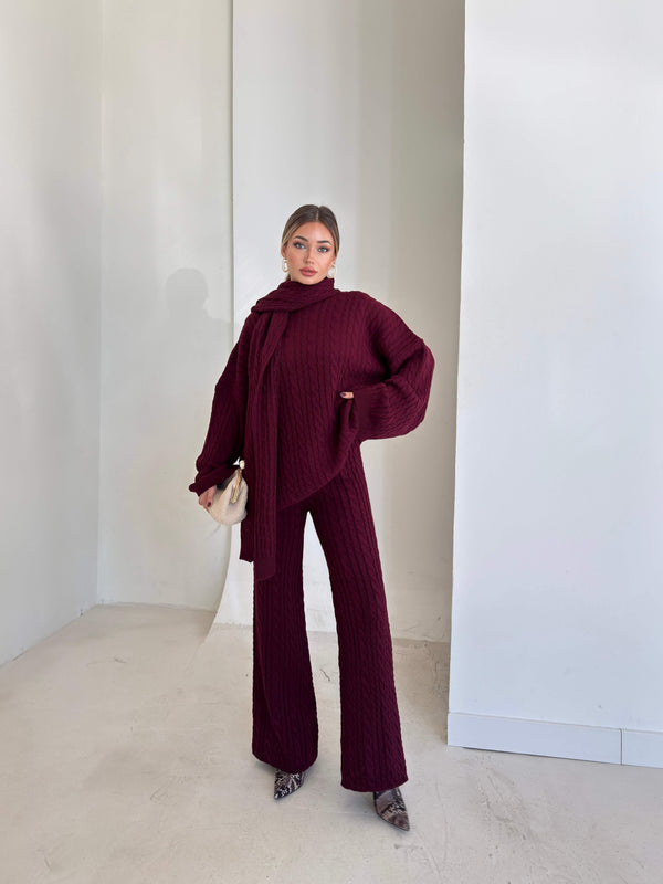 طقم تريكو ثلاث قطع باللون البورغاندي