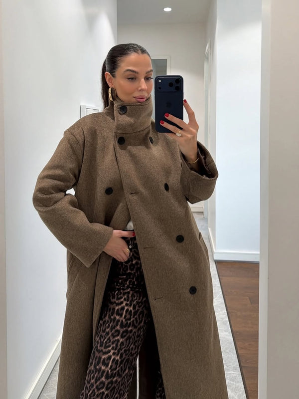 معطف صوف ناعم بياقة عالية باللون البيج المائل للبني
