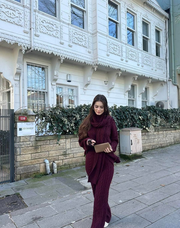 طقم تريكو ثلاث قطع باللون البورغاندي