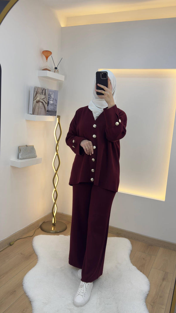 طقم صوف تريكو بازرار ذهبية باللون الخمري