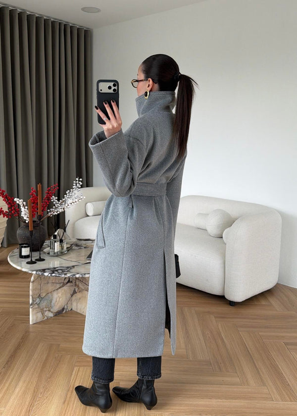 معطف صوف ناعم بياقة عالية باللون الرمادي الفاتح