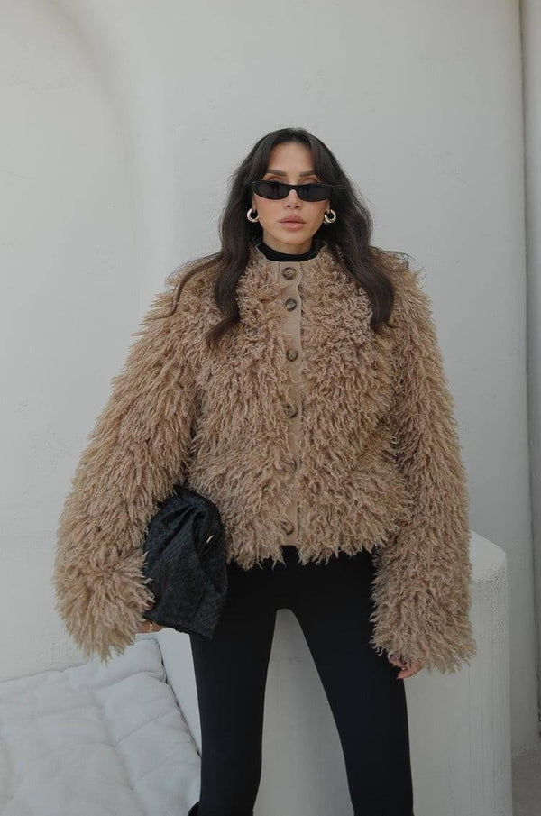 جكيت فرو كيرلي باللون البيج