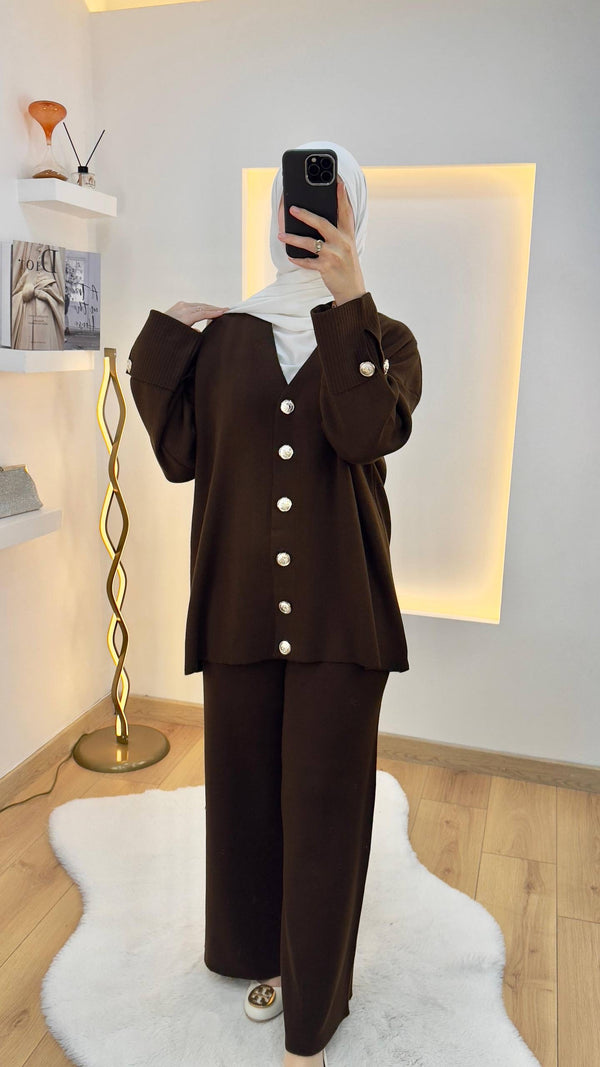 طقم صوف تريكو بازرار ذهبية باللون البني