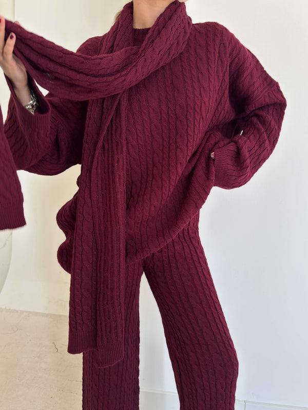 طقم تريكو ثلاث قطع باللون البورغاندي