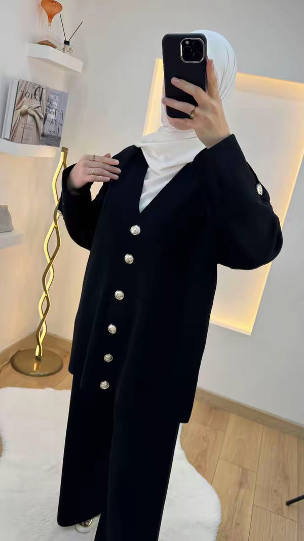 طقم صوف تريكو بازرار ذهبية باللون الاسود