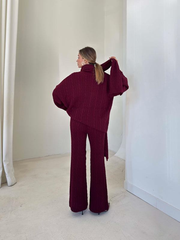 طقم تريكو ثلاث قطع باللون البورغاندي