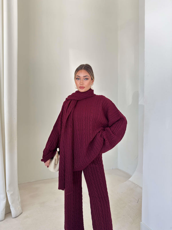 طقم تريكو ثلاث قطع باللون البورغاندي