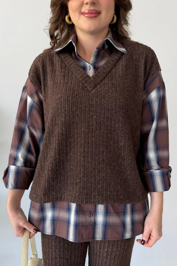 طقم صوف مع قميص كاروهات
