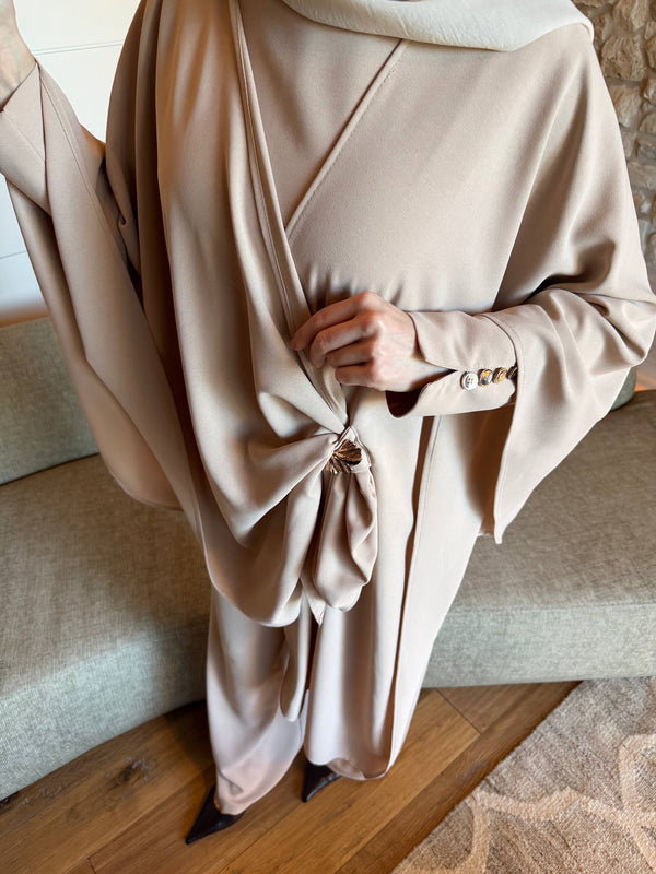 طقم بتصميم ثلاثي