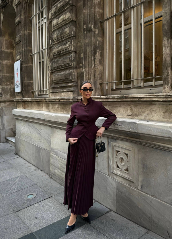 طقم بليزر مع تنورة كسرات