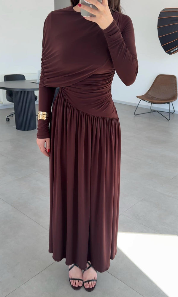 فستان بني منسدل ومتدفق