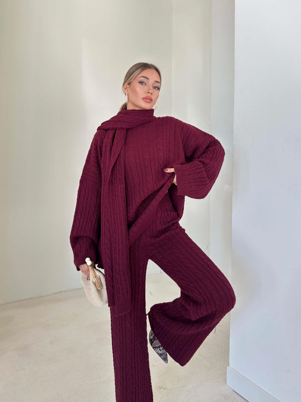 طقم تريكو ثلاث قطع باللون البورغاندي