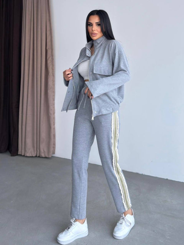 طقم كاجوال بخطوط جانبية