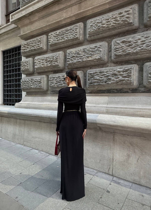 فستان اسود ملكي مع شال كتف مدمج