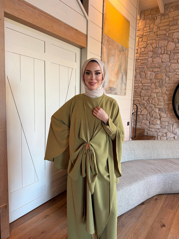 طقم بتصميم ثلاثي