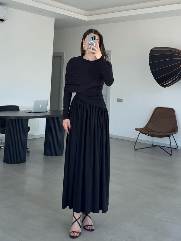 فستان اسود منسدل ومتدفق