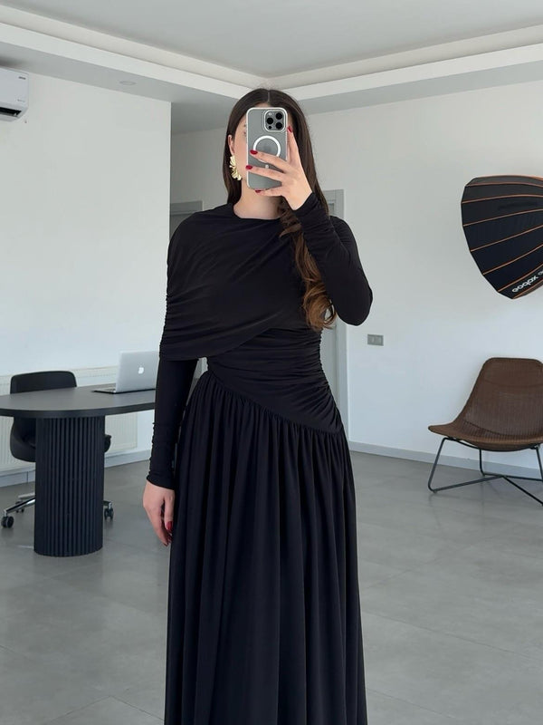 فستان اسود منسدل ومتدفق