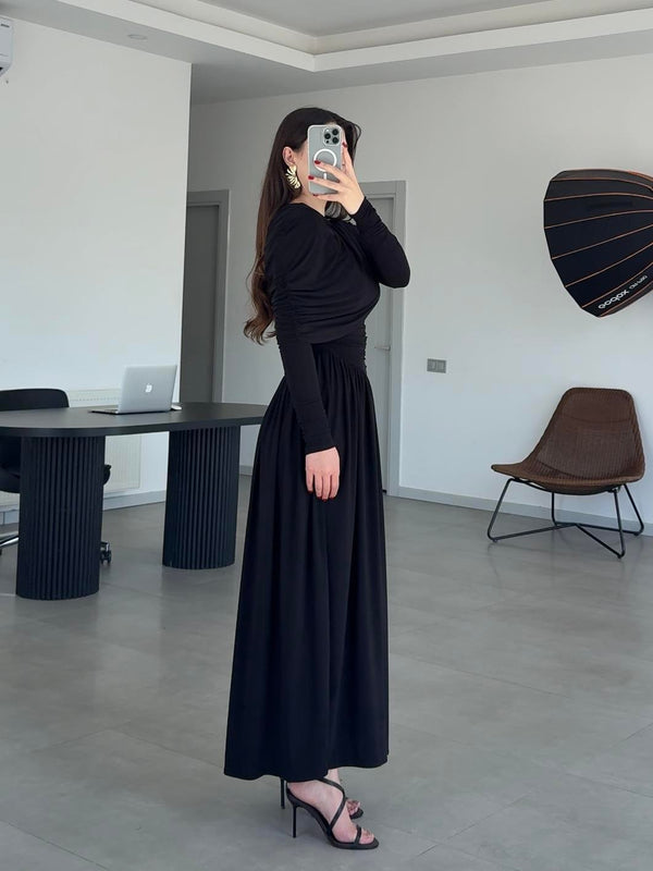 فستان اسود منسدل ومتدفق