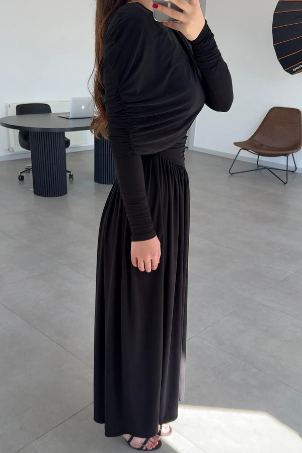 فستان اسود منسدل ومتدفق