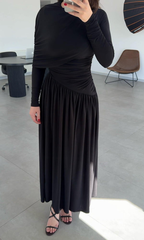 فستان اسود منسدل ومتدفق