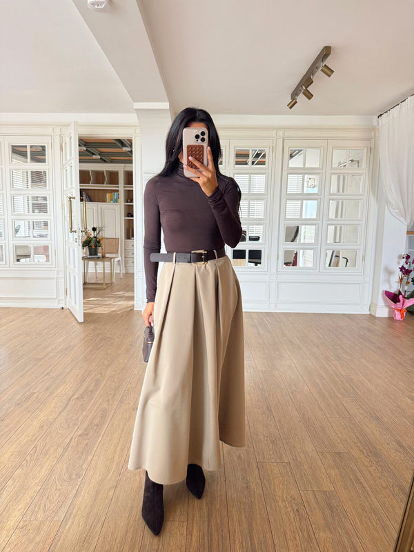 تنورة مطوية بحزام