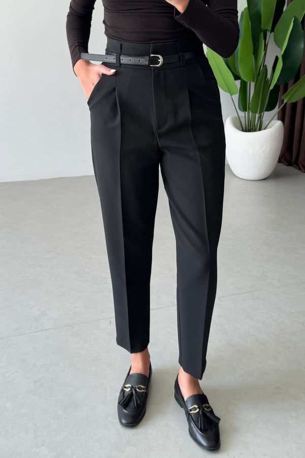 بنطلون قماش مع قشاط