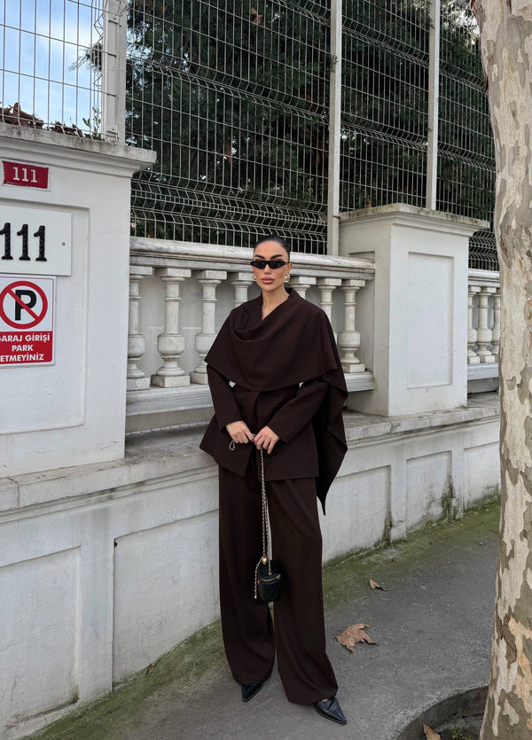 طقم رسمي مع وشاح مثبت