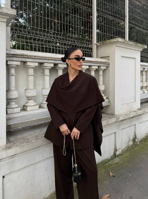 طقم رسمي مع وشاح مثبت